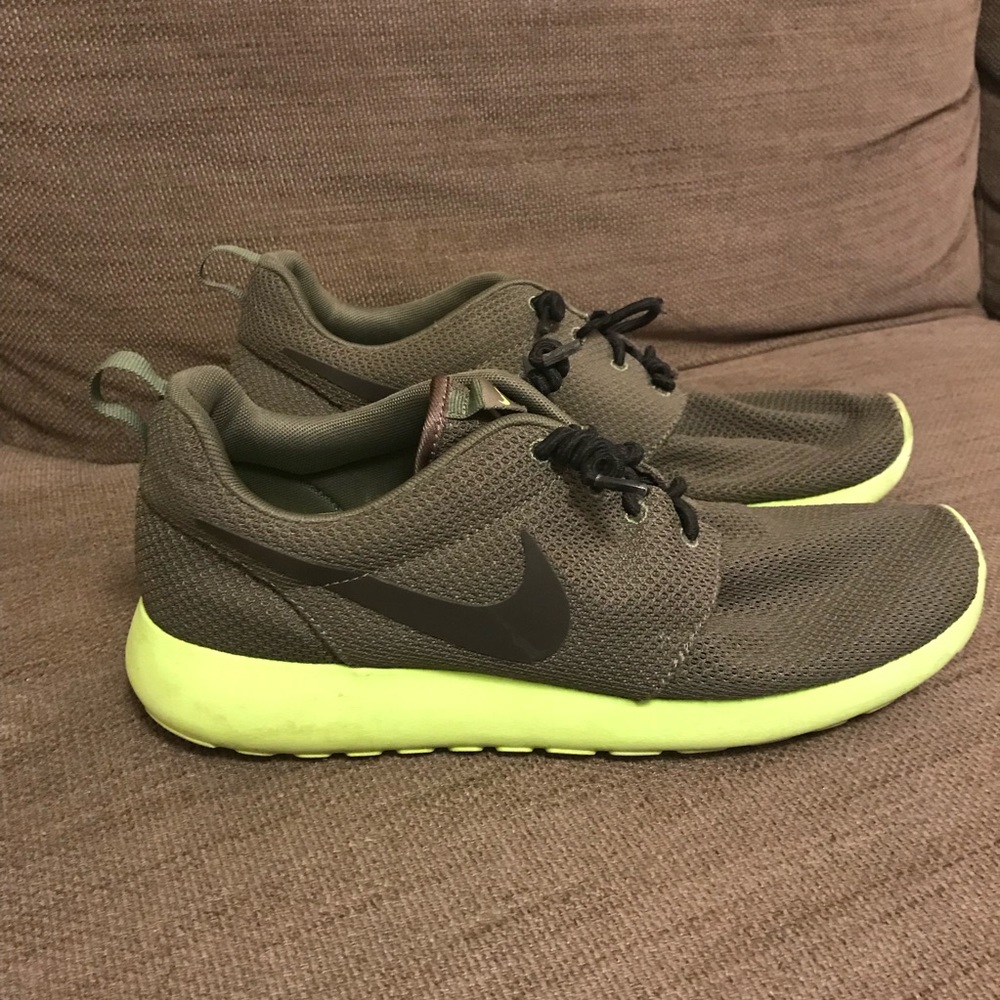 Nike Roshe Sneakers